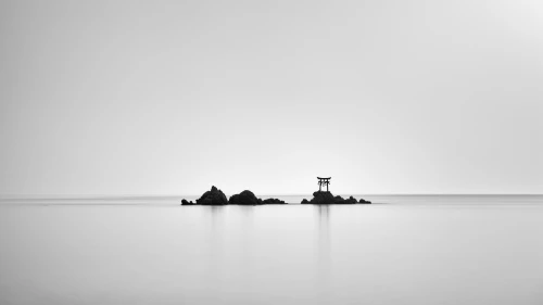 黑白海景中的鸟居 风景 极简主义 黑白摄影 4K
