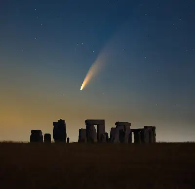 彗星掠过巨石阵 夜景 天文 历史遗迹 8K