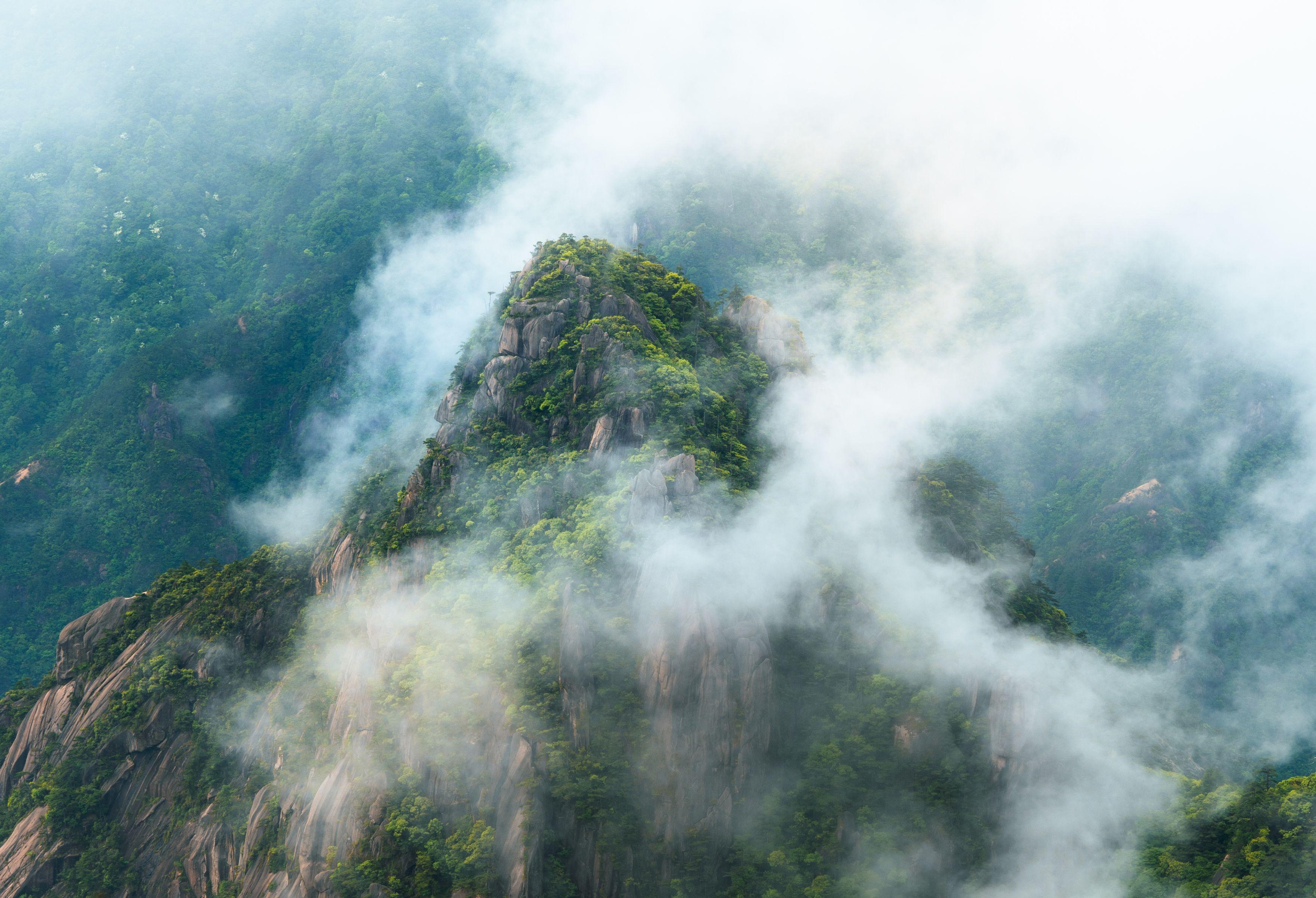 云雾缭绕的山峰 自然景观 云雾 绿色 4K