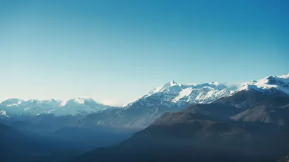 雪山远景 山脉 雪峰 蓝天 4K