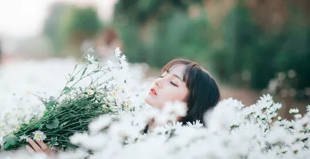 宁静的花海中沉醉的少 自然 宁静 花朵 2K