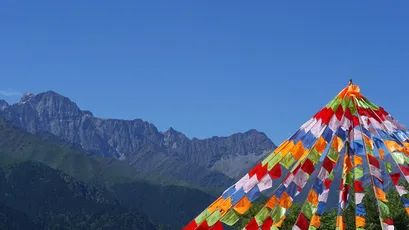 雪山下的彩旗 雪山 彩旗 自然 4K