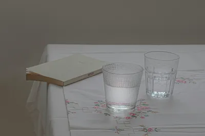 静谧的餐桌一角 室内场景 简约风格 白色调 4K