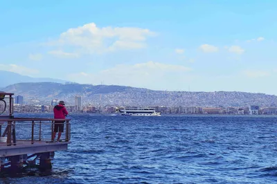 湖畔远眺 湖景 城市远景 蓝天白云 4K