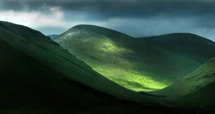 神秘山谷的绿光 风景 山脉 绿色光芒 2K