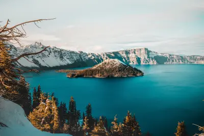 火山口湖冬日风光 自然风光 湖泊 雪山 4K