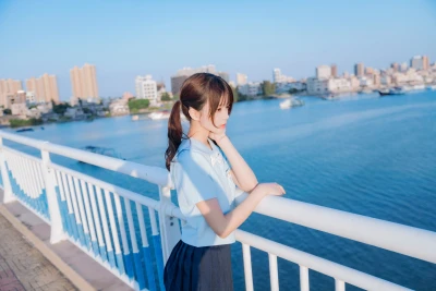 倚栏远眺的少女 少女 水边 城市风光 8K