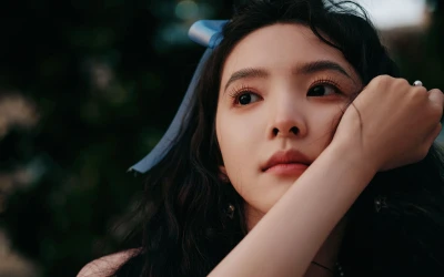 蓝带少女静思 人物 青春 自然光 4K