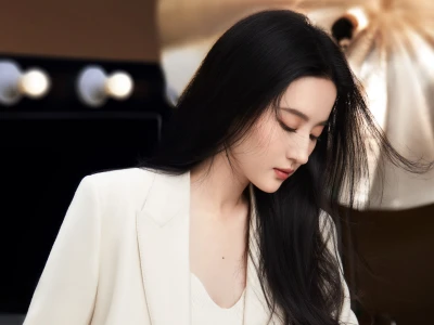 优雅低头的女性 室内场景 时尚写真 白色西装 2K
