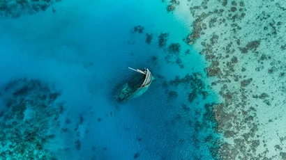 海底沉船的航拍视角 海洋 沉船 蓝色 4K