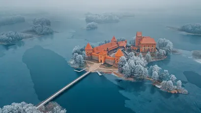 冬日湖心古堡 雪景 城堡 湖岛 2K