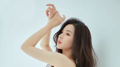 优雅姿态 女性 时尚 浅蓝背景 4K