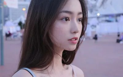 城市夜景中的少女 城市广场 夜晚氛围 清新自然 1080P