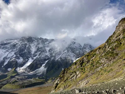 雪山云雾缭绕 自然景观 山地 雪景 4K