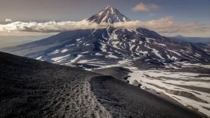 雪山峰顶云雾缭绕 雪山 自然风光 壮丽景色 1080P