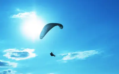 蓝天下的滑翔伞 滑翔伞 蓝天 户外运动 1080P