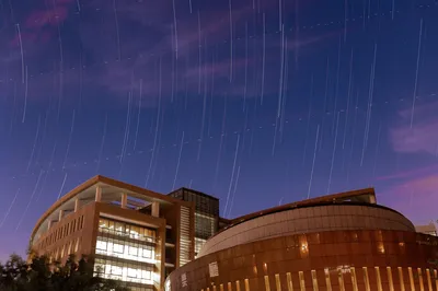 星轨夜景建筑 夜景 星轨 现代建筑 2K