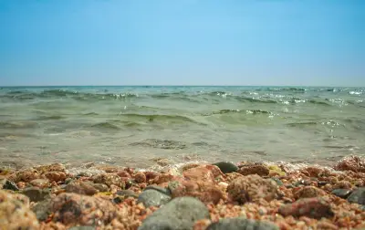 海边石滩与海浪 海滨 自然风光 晴天 2K