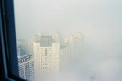 雾锁城市高楼 雾天 城市景观 高楼 4K