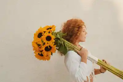 怀抱向日葵的女子 人物 向日葵 鲜花 4K
