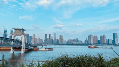 城市天际线 城市景观 现代建筑 蓝天白云 2K