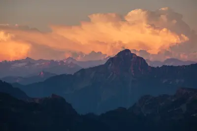 夕阳下的山峰 自然风光 日落 山脉 1080P