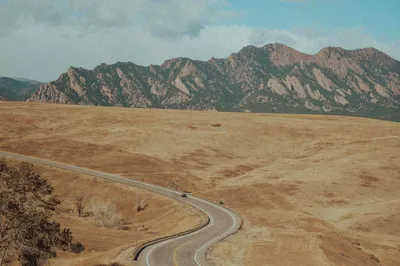 荒原蜿蜒路 荒漠 山脉 公路 4K