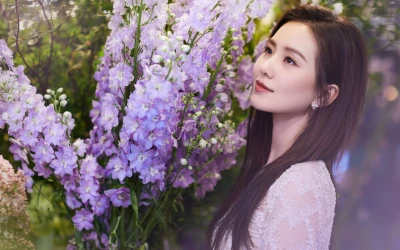 紫花丛中少女 女性 花卉 紫色 2K