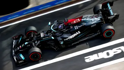 F1赛车赛道竞速 赛车场景 动态视角 黑色赛车 2K