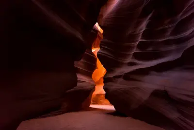 光影交错的峡谷秘境 峡谷 光影 红色 2K