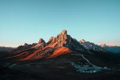 夕阳下的山峰壮丽 山脉 日落 自然风光 2K
