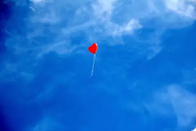 红心气球在蓝天 天空 气球 红色 4K