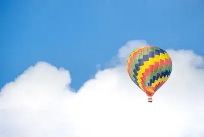 彩色热气球翱翔 天空 热气球 彩色 4K
