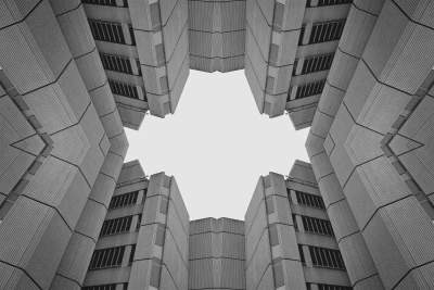 现代建筑仰视视角 建筑 几何线条 黑白 8K