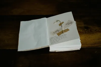 手写卡片与书签 木质桌面 手写风格 白色纸张 2K