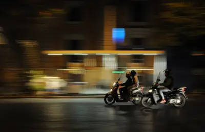夜晚街头的摩托车 夜晚 街道 模糊 2K