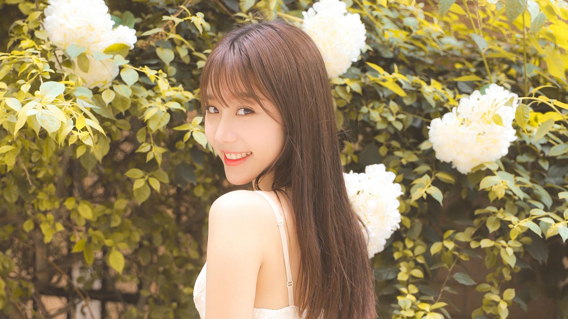 花丛中的微笑少女 户外 花卉 青春 1080P