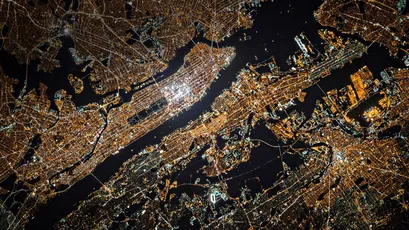 夜瞰城市灯火 城市夜景 航拍视角 灯光璀璨 4K