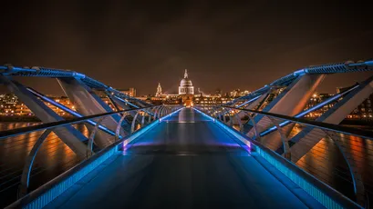 夜色中的现代桥梁 城市夜景 现代建筑 蓝色灯光 2K