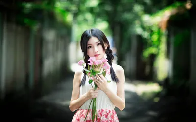 粉色花朵与女孩的宁静 自然 花卉 人物 4K