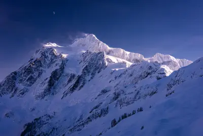 雪山峰顶晨曦 雪山 自然风光 蓝色调 2K