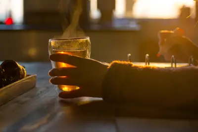 温暖的午后时光 室内 夕阳 玻璃杯 4K