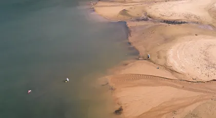 湖岸沙地航拍 航拍 自然景观 沙地 2K