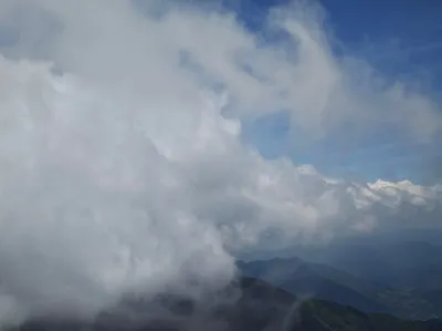 云海山巅 自然风光 云雾缭绕 蓝色天空 4K