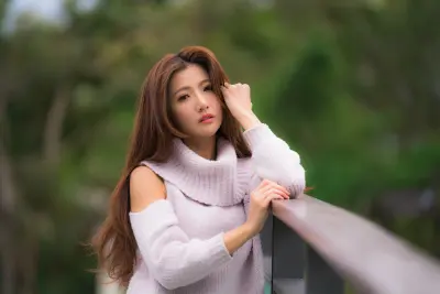 倚栏沉思的女子 人像摄影 户外 文艺 8K
