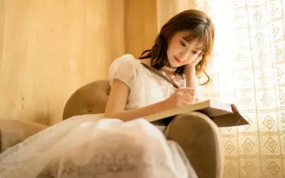 阳光下的少女读书 少女 阅读 窗边 2K