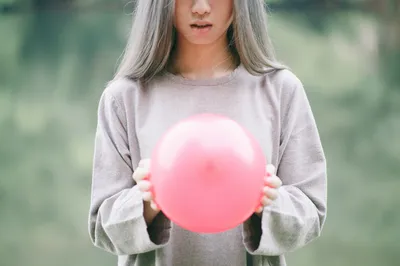 女孩与粉色气球 户外场景 自然风格 柔和色调 SD