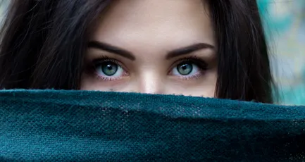 神秘蓝眼的女性 神秘 蓝色眼睛 深色头发 4K