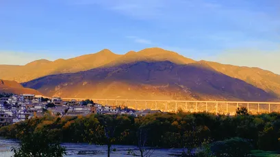 山城晨光 山脉 城市 日出 4K