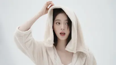 简约白色背景下的女性 人物 时尚 清新 4K